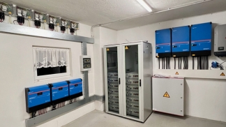 65kWp Aufdachleistung, 70kWh Stromspeicher, Integration Notstromaggregat in Anlage